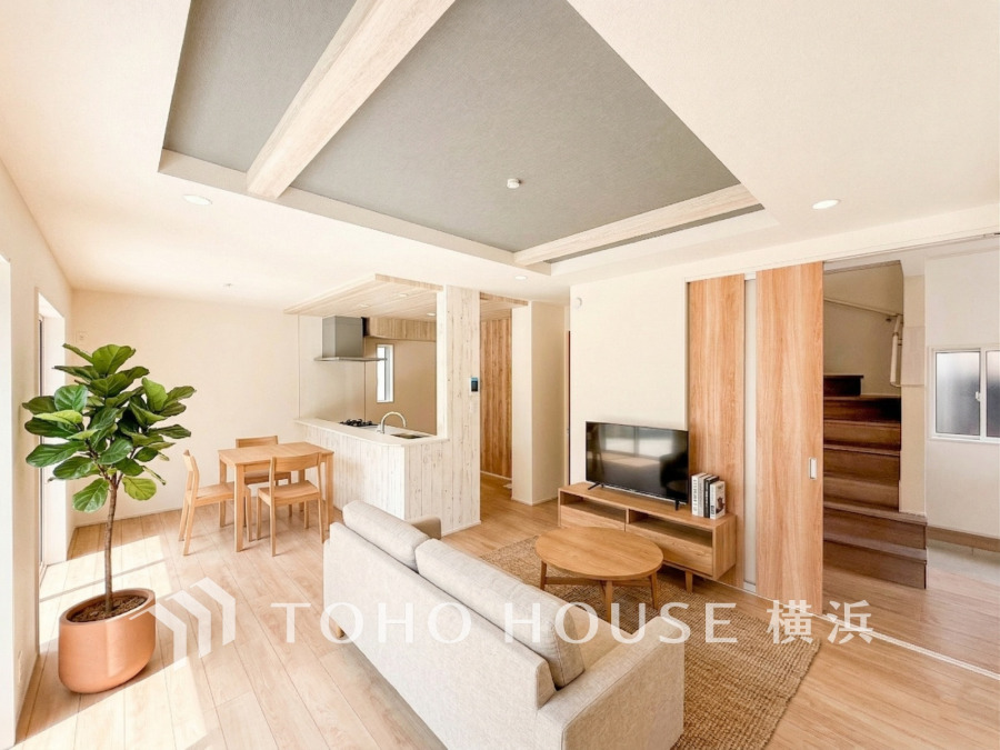 折り上げ天井で高級感と開放感を演出したリビング空間。（家具・装飾品はAI加工です）