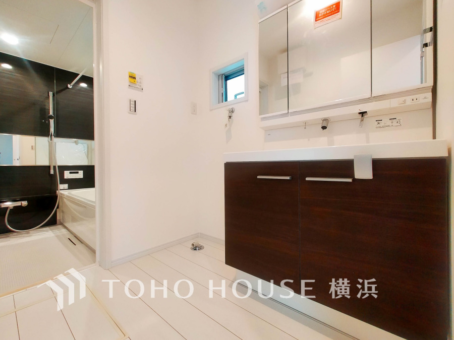 落ち着いた空間を演出するカラーと、ゆったり落ち着いてお使い頂ける広さが魅力の洗面室 。居室からも独立しており、プライベート空間を保ちます。