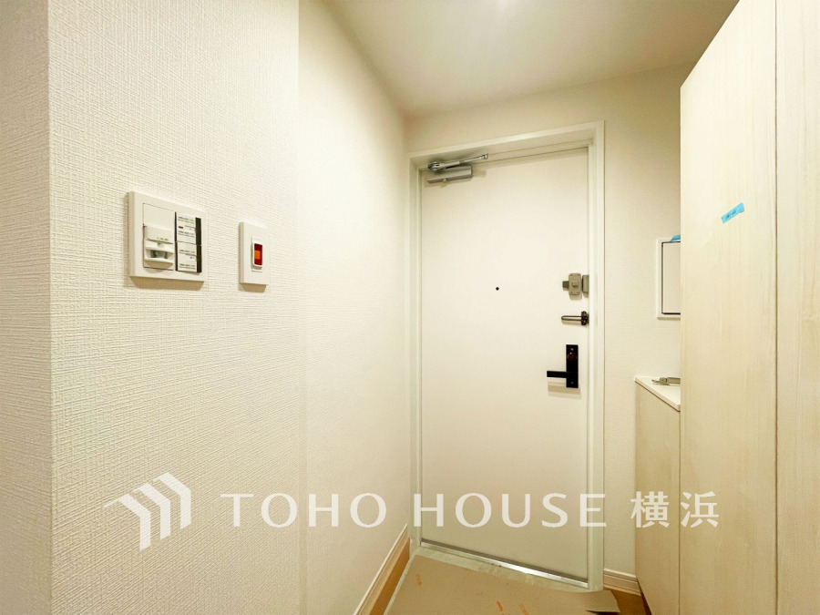 収納力の豊富なシューズボックスを設置した玄関。落ち着きのある空間は、居住者の帰りや訪れる方を優しく迎えます。
