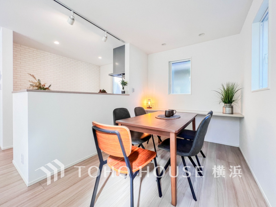 ここにはみんなが集い、食事と楽しい会話が始まる。話に夢中になりすぎて、ついつい時を忘れてしまう。そんな束の間の幸せを感じさせてくれる場所。