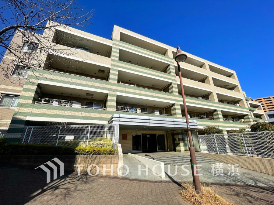 整備された閑静な住宅街に佇む6階建てマンション・最上階のお住まい。
