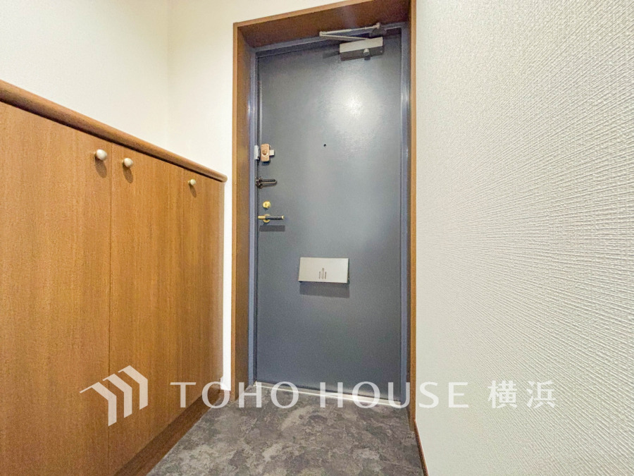 お客様をお迎えする玄関は落ち着いた雰囲気。帰り着くたびに洗練されたテイストの空間に迎えられ誇りと喜びを感じる玄関まわりです。