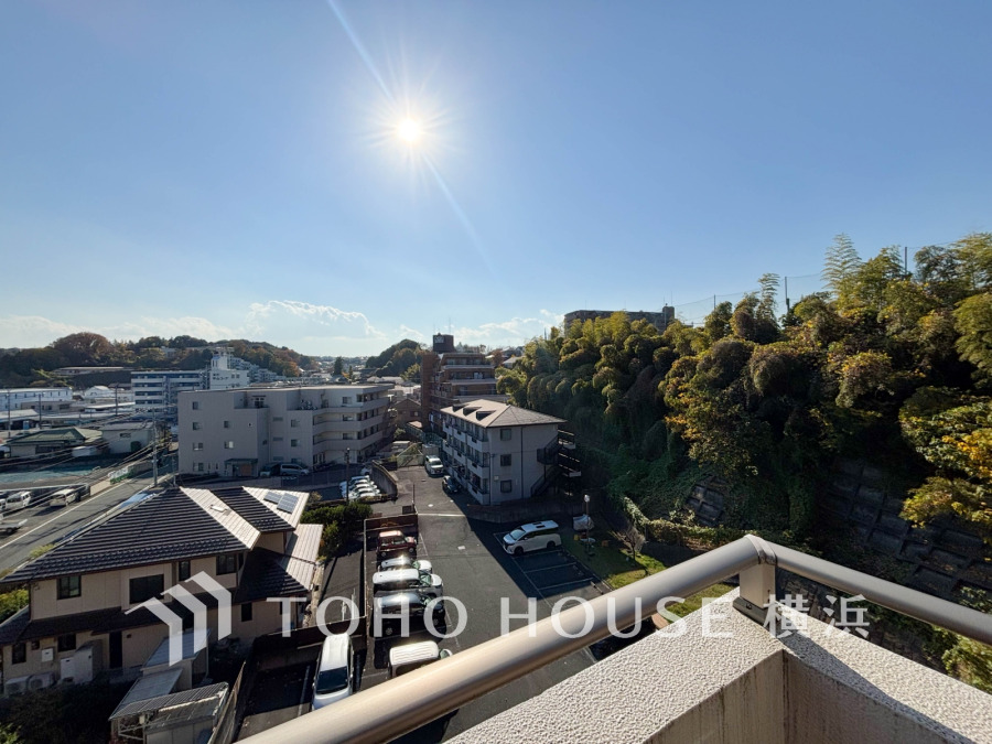 開放感があり、遮るものもなく気持ちのいい景色が広がります。お部屋にも爽やかな風と暖かく柔らかな日差しが差し込み、毎日の暮らしを豊かに彩ります。