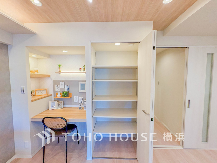 LDKの一角にはデスクスペースとたっぷりの収納棚。すっきりとしたデザインで作業も収納も快適です。