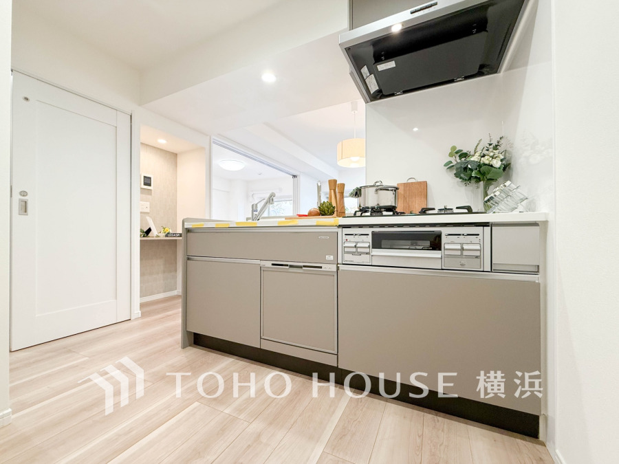 開放的な対面キッチンは、家族との会話を楽しみながら料理ができる快適な空間です。