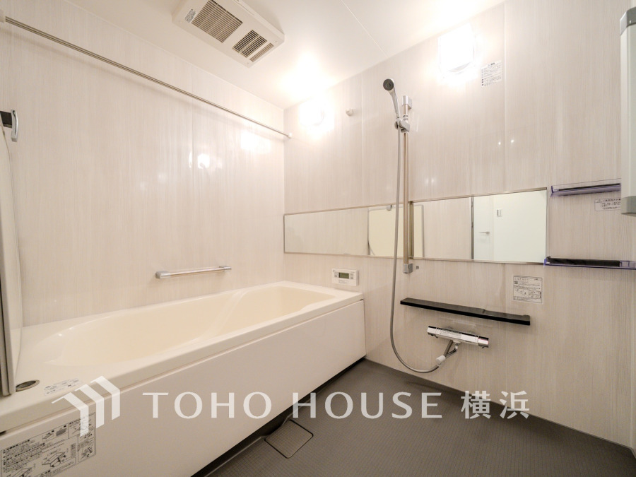 明るい色合いと上質な質感が美しいバスルーム。一日の疲れをさっぱりと洗い流し、寛ぎとリフレッシュのための大切な空間。