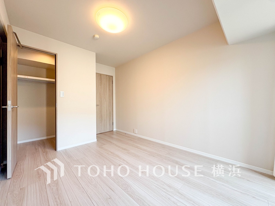 大きな窓からは快適な光を取り入れ、通気性能を上げる事で居心地の良い空間を演出します。多くの時間を過ごす住まいだからこそ、いつも快適な場所であるように心掛けています。