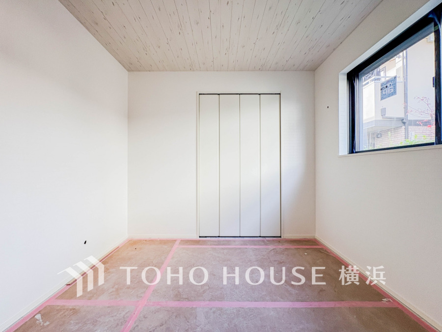 お子様のスタディ空間として、あるいは書斎やホビールームとして生活スタイルに合わせて使えるプライベートルーム。お好みのインテリアでお気に入りの空間に仕上げてください。（2025年12月撮影）