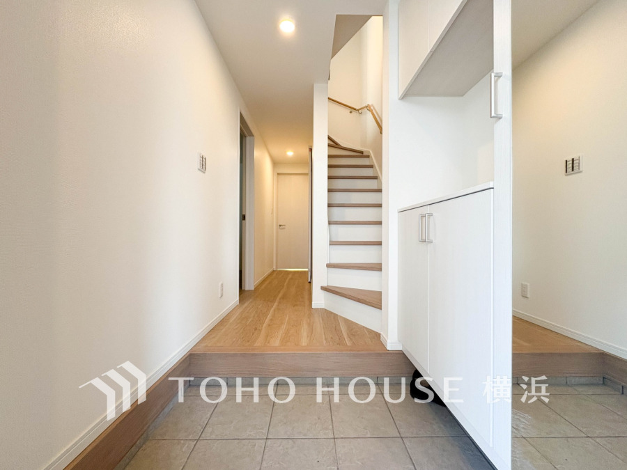 お客様をお迎えする玄関は落ち着いた雰囲気。帰り着くたびに洗練されたテイストの空間に迎えられ誇りと喜びを感じる玄関まわりです。 