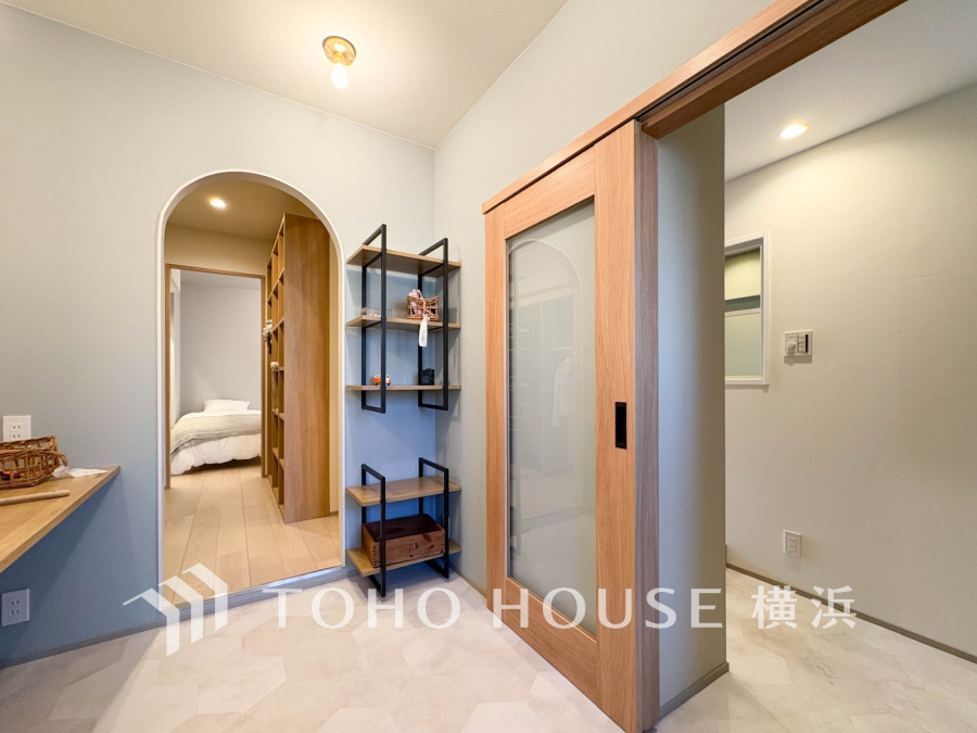 スタイリッシュなアトリエ空間。ウォークスルークローゼットに繋がる機能的な動線も魅力です。