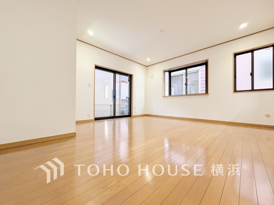 家族みんなが爽やかに健やかに過ごせるように、溢れる光をたっぷり取り込んだリビングダイニング。集いの場、憩いの場としての快適性を求めたやすらぎの空間です。