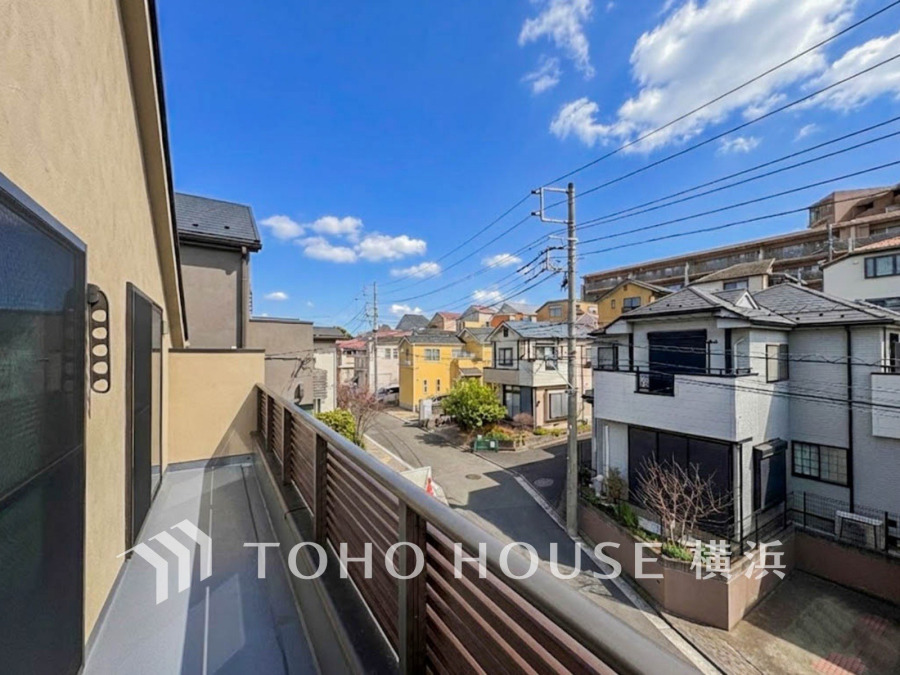 この開放感ある眺望と共に閑静な住宅街の季節感を演出する四季折々の変化を楽しめる心地よい場所となることでしょう。