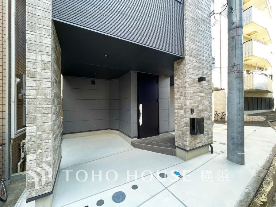 ビルトインガレージタイプのカースペース。お洒落なだけでなく、雨や風から愛車を守り、お車の乗り降りや荷物の積み下ろしもラクラク。