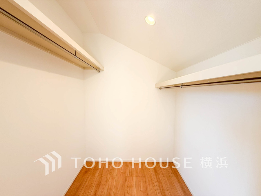 たっぷり収納可能なウォークインクローゼット。上下にハンガーパイプを設置し、効率的に洋服や小物を整理できます。