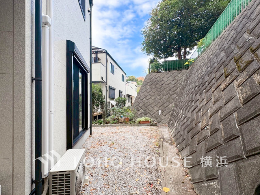 毎日の暮らしの中に癒しを与えてくれるお庭スペース。小さなお子様の遊び場にもちょうど良い空間です。ガーデニングで色とりどりの草花を綺麗に飾ればより一層華やかな空間になります。