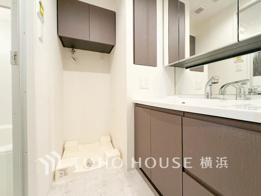 ご家族の1日が始まり、1日の終わりを締めくくる洗面空間。快適に過ごせることはもちろん、気品や優雅さを兼ね備えたパウダールームです。