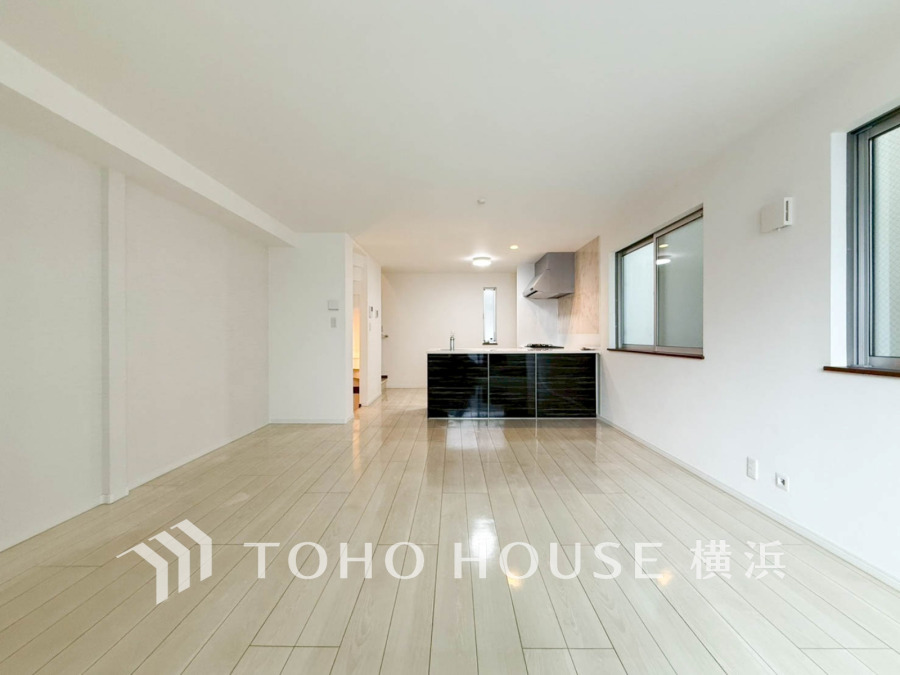 明るく開放的なリビングキッチン。窓からの自然光が室内を優しく照らします。収納も充実し快適な空間です。