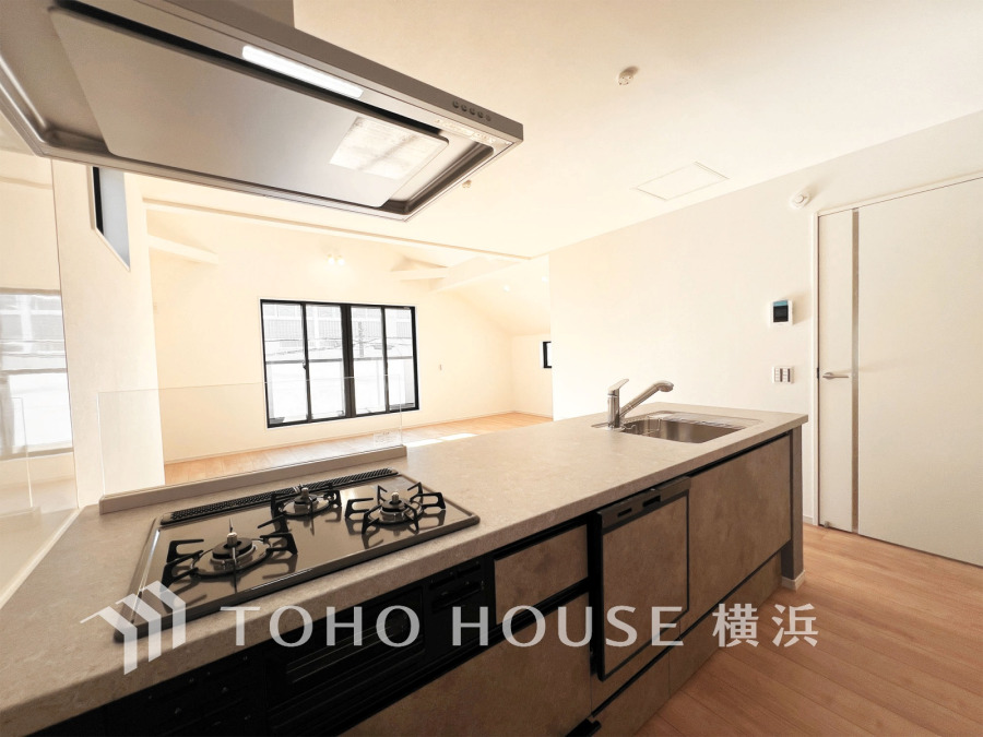 プライベートスペースを彩るインテリアとしての美と、快適な日常を支える機能性と強さがひとつになったキッチンです。開放的な対面カウンターキッチンはリビングと一体感のある空間。