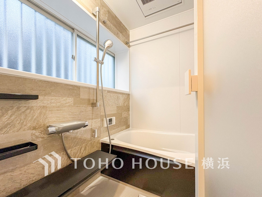 上質が感じられるカラーリングで、清潔な空間美を実現。一日の疲れが癒される優雅なバスタイムを堪能できるゆとりあるバスルームです。