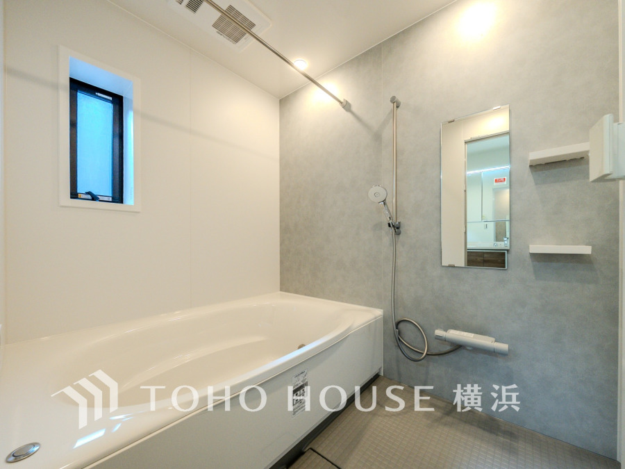 上質が感じられる質感とカラーリングで、清潔な空間美を実現。一日の疲れが癒される優雅なバスタイムを堪能できるゆとりあるバスルームです。