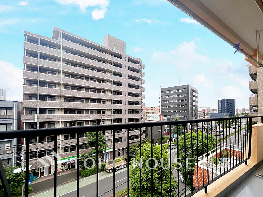気持ちのいい空が見渡せるバルコニー。爽やかな風を感じて、心躍る素敵な暮らしがはじまります。
