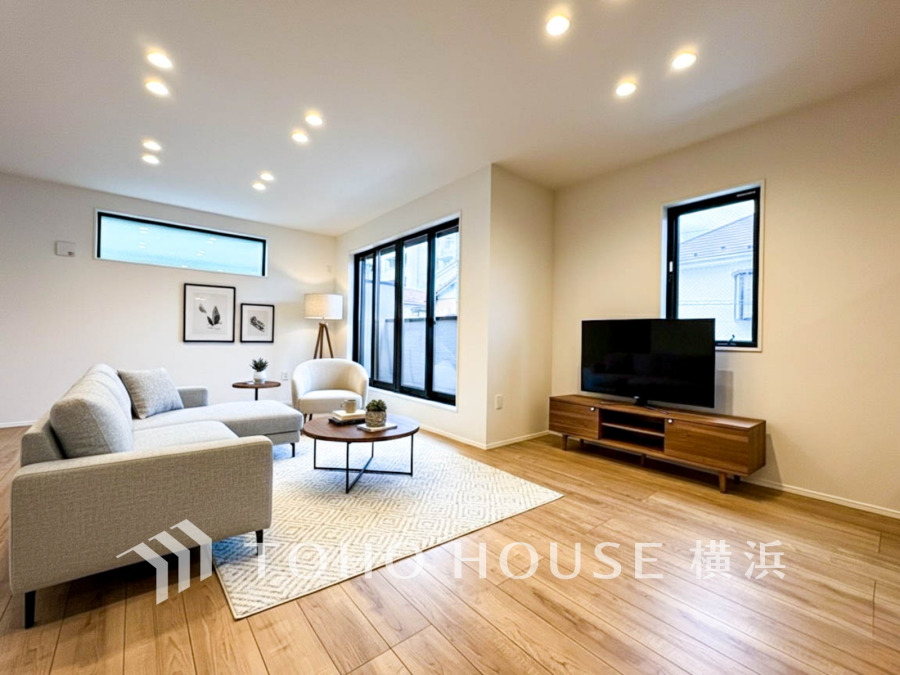 柔らかな光が広がり、デザインされた美しい内装が織り成す家族の集う場所。楽しい会話やさまざまな時が織りなすご家族の時間が丁寧に紡がれていく大切な空間。※家具・家電等はAI加工によるイメージです。