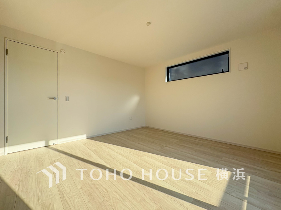 明るい自然光が差し込む、シンプルで清潔感あふれる空間。多用途に使える自由なレイアウトが魅力です。