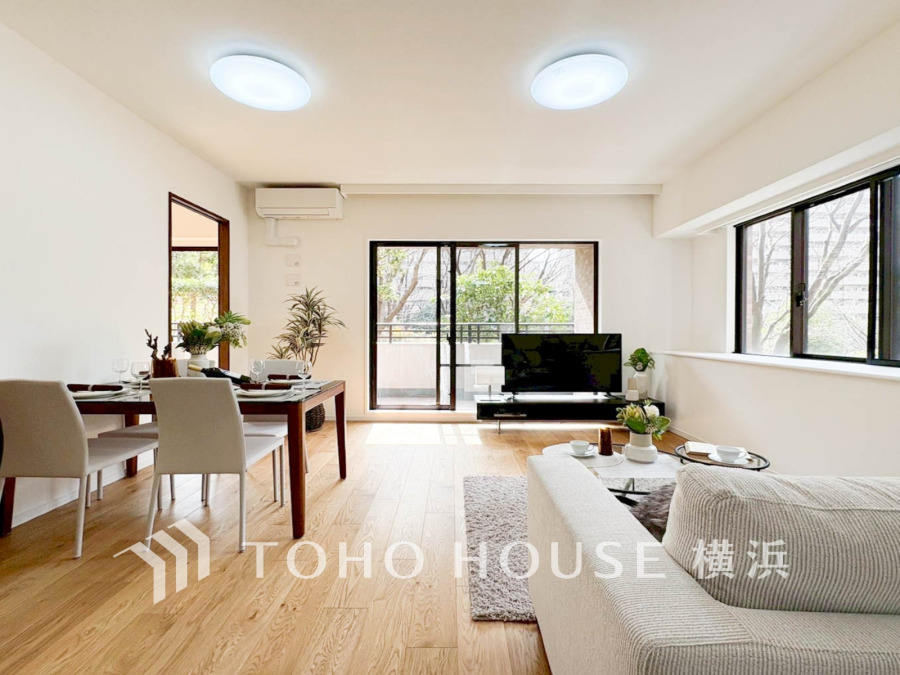 自然光が差し込む広々としたリビングダイニング。シンプルで落ち着いたインテリアが魅力です。