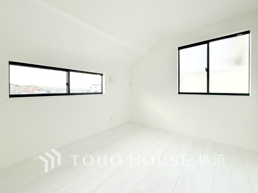 2面採光で明るく開放感のある洋室。ホワイトを基調としたシンプルな空間は、多彩なインテリアに対応します。