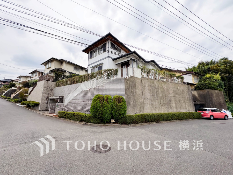 落ち着きある閑静な住宅街に佇むこちらのお住まい。洗練された上品な佇まいが街に調和し、華やぎも加えます。街に新たな価値をもたらし続けることでしょう。