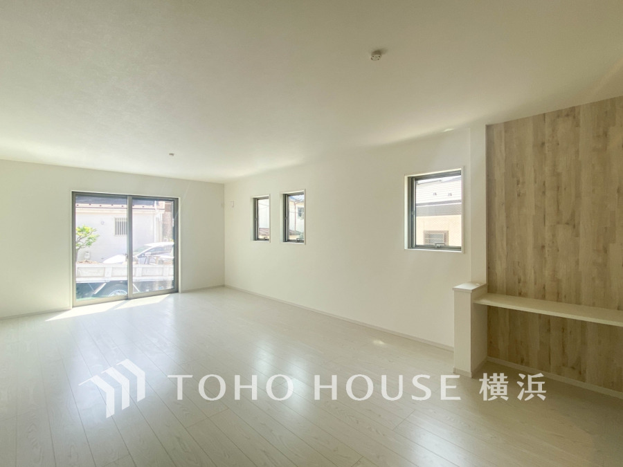 開放的な広さと2面採光がもたらす、光溢れ豊かな居住空間はこの住まいのクオリティを感じさせてくれます。豊かな時間が流れるこの場所に暮す喜び。(2025年4月撮影）