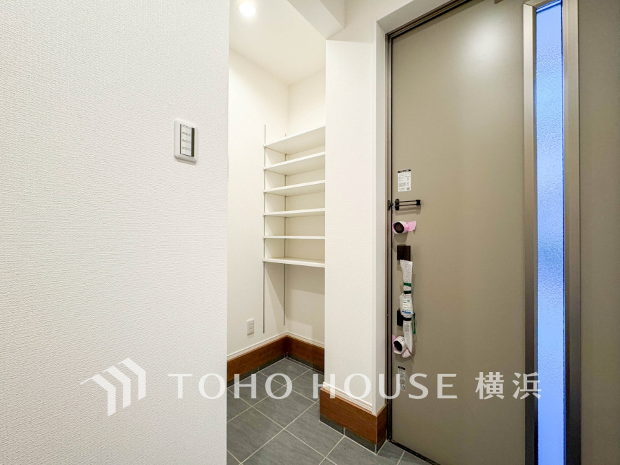 玄関横に設けた収納スペースで、靴や小物をすっきり整理できる便利な設計です。