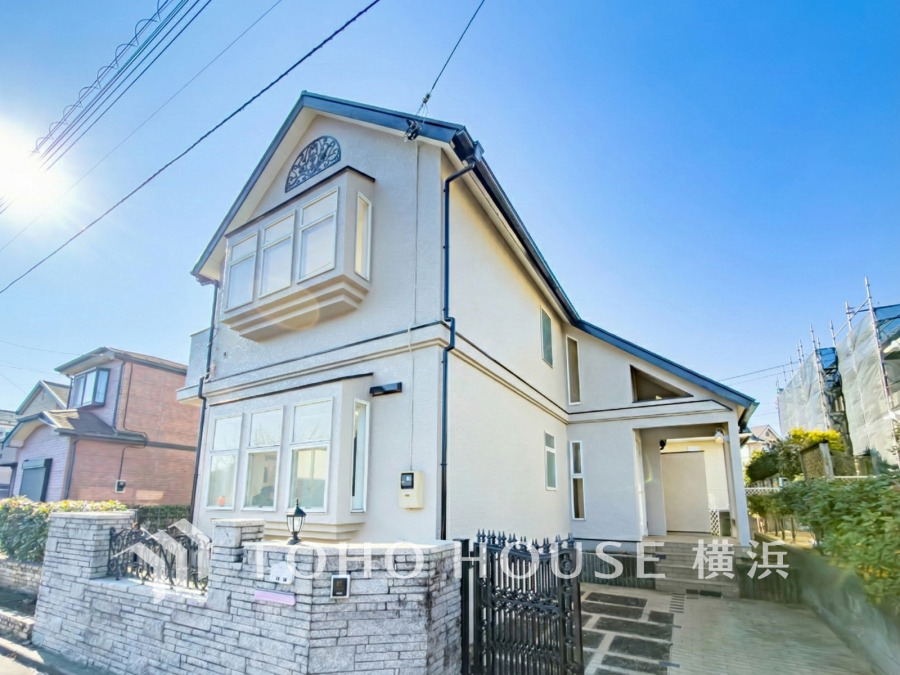 閑静な住宅街に佇む上品なデザインの2階建住宅です。