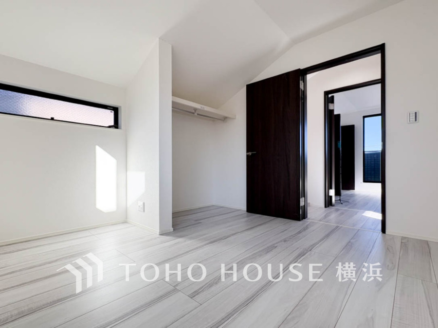 家族一人ひとりの大切なプライベート空間。趣味・感性で個性的に飾って頂けるようシンプルに仕上げてあります。自分時間を充実させながら心豊かなひとときを過ごすための大切な空間。