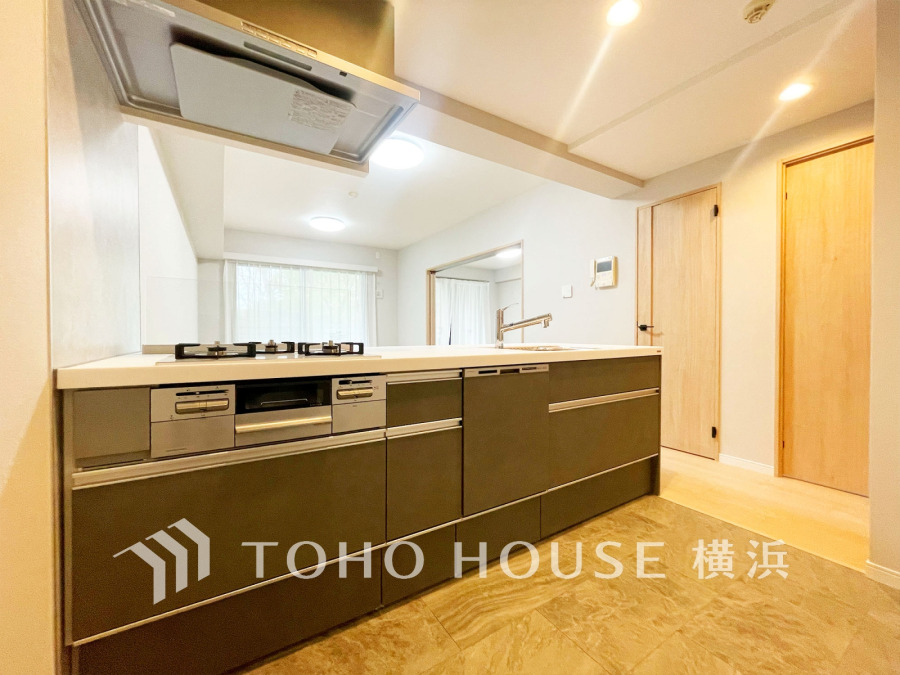 新規交換された清潔感溢れるシステムキッチン。リビングが見渡せるスタイリッシュな対面式キッチンです。
