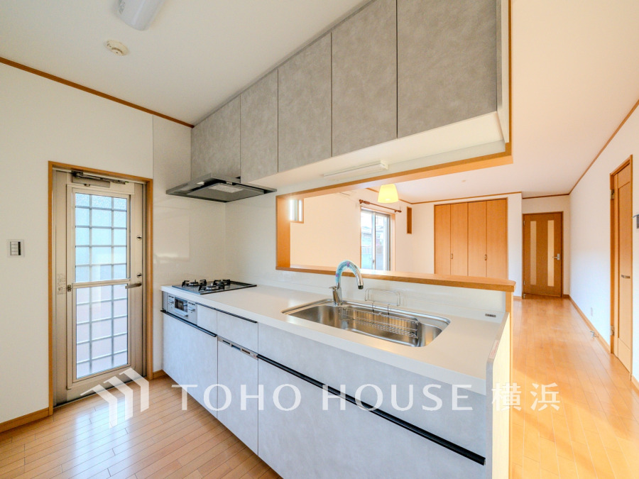 新規交換された清潔感溢れるシステムキッチン。リビングが見渡せるスタイリッシュな対面式キッチンです。
