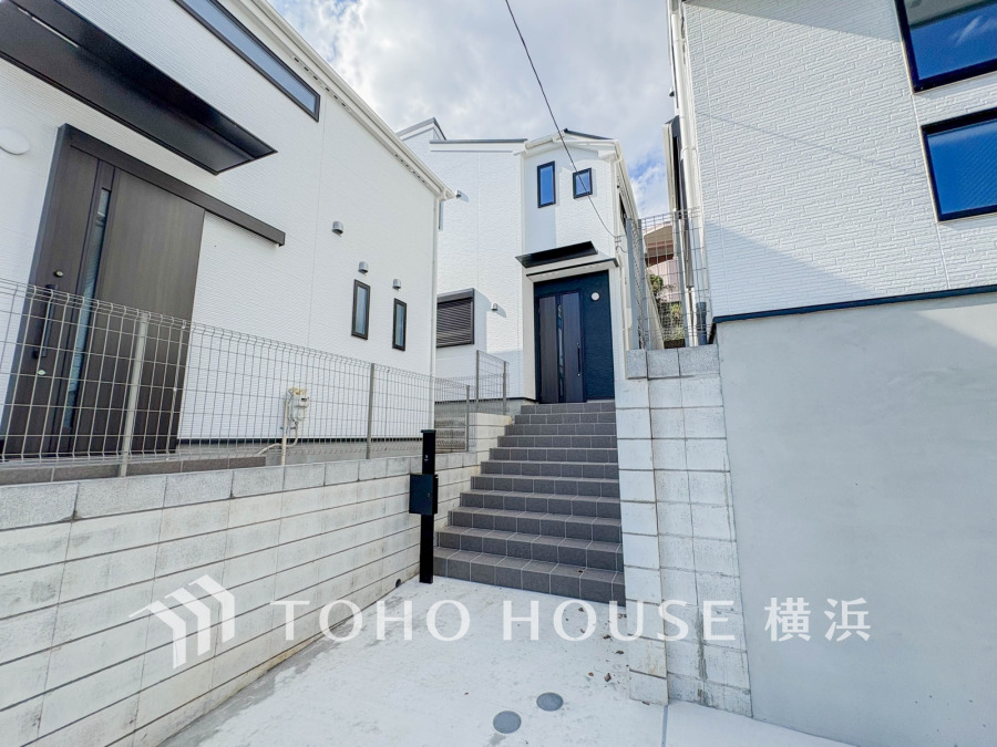 その邸が魅せる、気品・上質・重厚感・極細やかさ、そのすべては訪れた者に安らぎと品性を与える特別な空間です。ここに住むからこそ意味がある。