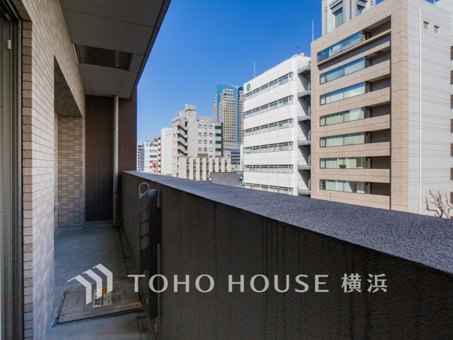 ずっと太陽を感じる事ができるのは、遮るものが視界に無いから。彼方に広がる風景が絵画のように広がります。