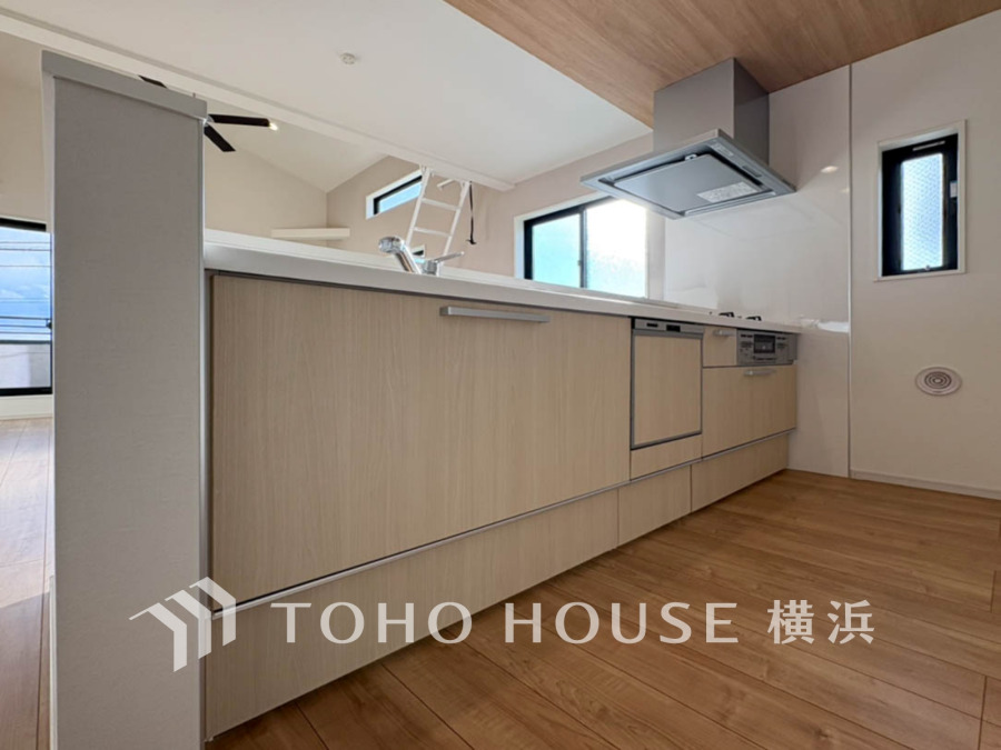 プライベートスペースを彩るインテリアとしての美と、快適な日常を支える機能性と強さがひとつになったキッチンです。開放的な対面カウンターキッチンはリビングと一体感のある空間。