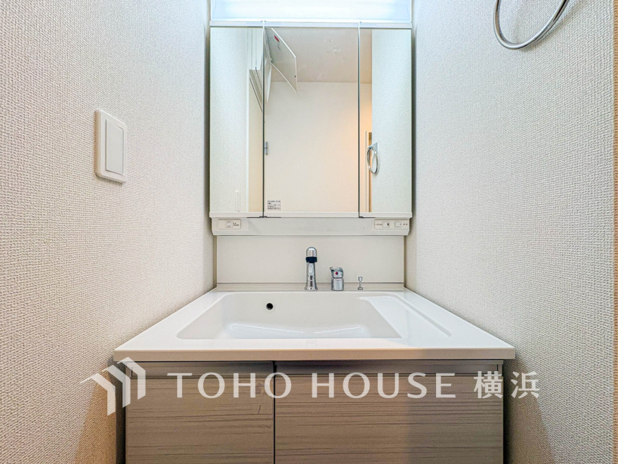 清潔感のあるプライベート空間は、身だしなみチェックや肌のお手入れに最適です。収納もあり、スッキリと見映えの良い空間に拵えました。時間に余裕とゆとりを持たせます。