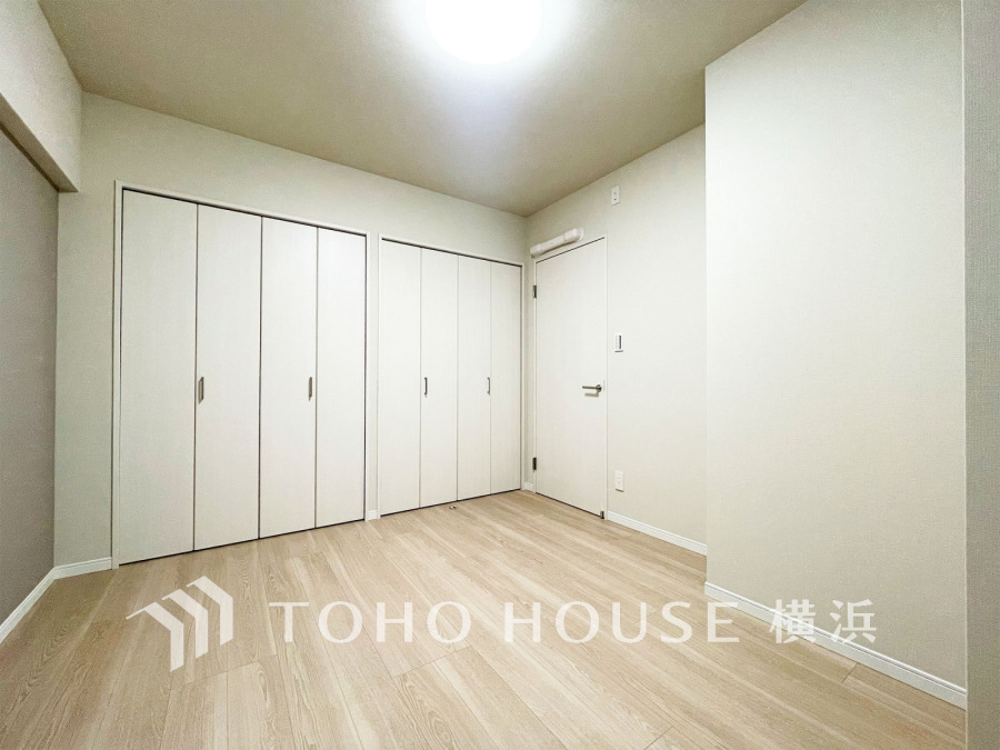 たっぷりの収納を備えた洋室。プライベートな自分時間を快適に過ごせるお部屋です。
