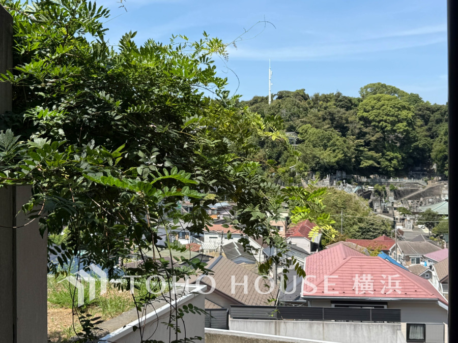開放感があり、遮るものもなく気持ちのいい景色が広がります。お部屋にも爽やかな風と暖かく柔らかな日差しが差し込み、毎日の暮らしを豊かに彩ります。