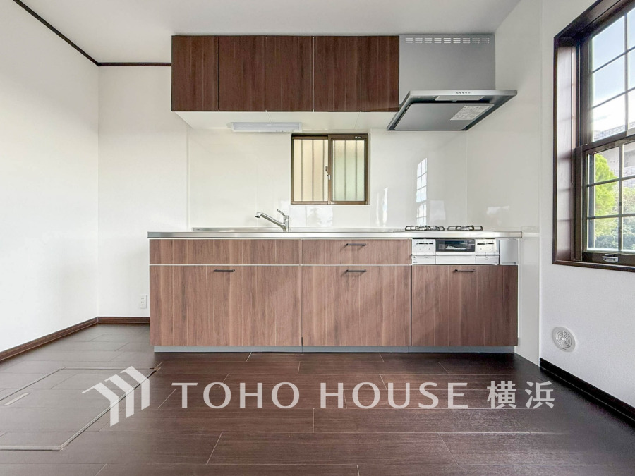 家事動線やリビングとのつながりに配慮し、食事の準備や片付けなどの家事を楽しくするキッチンスペースに仕上げました。毎日使う場所だから気持よく使えて、居心地の良い空間に。