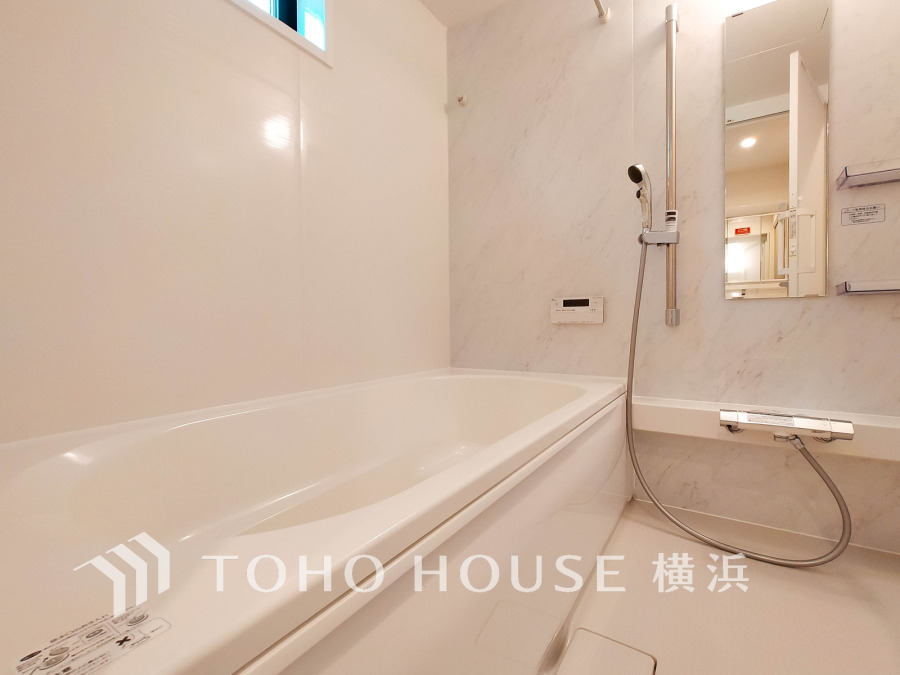 1日の疲れを取り心身を癒すことができる住まいの中のリラクゼーション空間、バスルーム。心からゆったりと寛いでいただけるよう、柔らかな色合いで仕上げています。