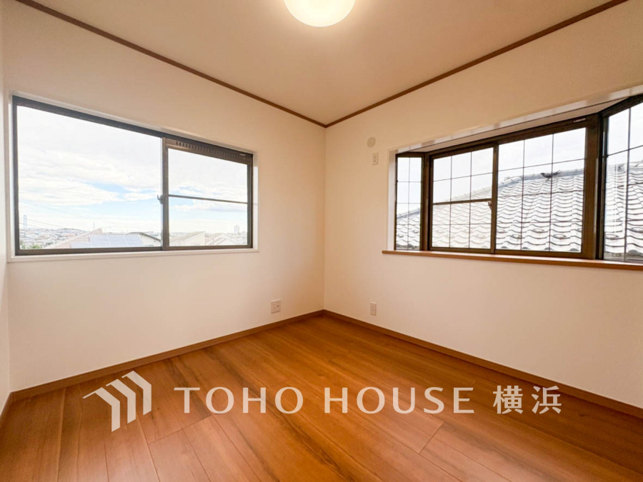 ２面採光の居室は快適な光を取り入れ、心地よい風を取り入れます♪収納スペースもあり、生活しやすい居住スペースです。