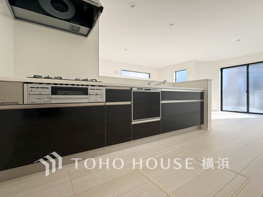 広く取られた対面キッチンは、リビングで寛ぐご家族と会話をしながらお料理が出来ます。高級感のあるカラーで空間をより上質な雰囲気にした、清潔感のあるデザインです。