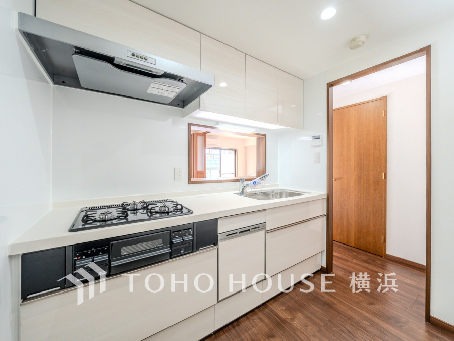 新規交換された清潔感溢れるシステムキッチンは便利な食洗機付き。