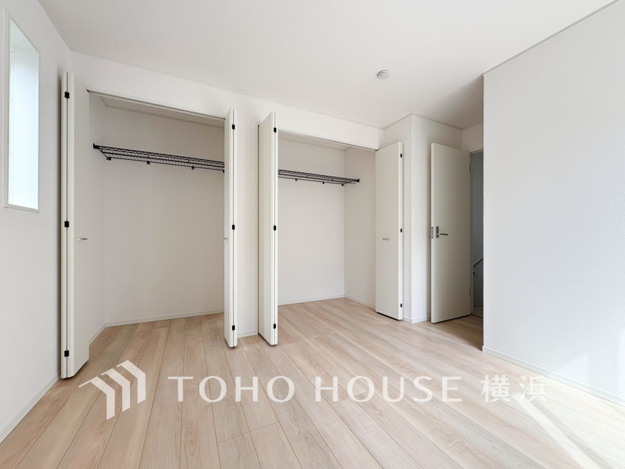 明るい光が差し込む洋室は、収納力のある大容量クローゼットでスッキリ片付きます。