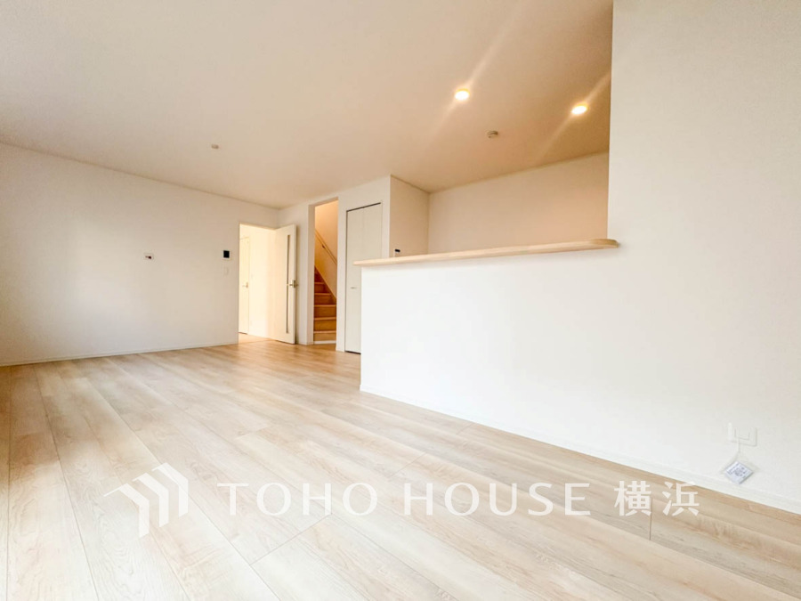 明るく広々としたリビングは、家族が集う快適な空間。ナチュラルな床材で温かみのある雰囲気です。