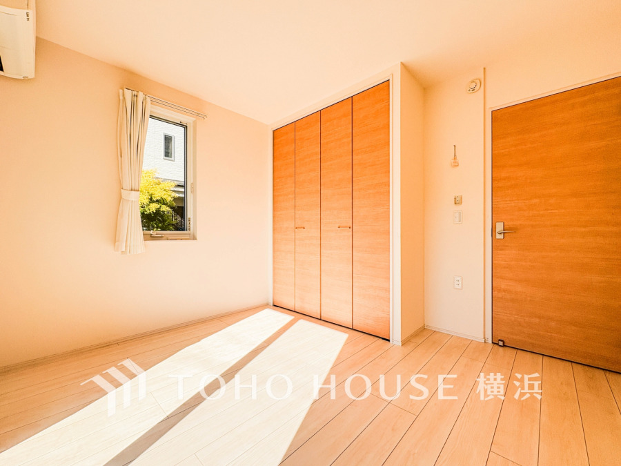 大きな窓からたっぷりと陽光が注がれる明るい空間。家族の成長に対応できる永住仕様の間取り。一日の疲れをいやしてくれる主寝室。時を忘れて過ごす場所として過ごせるお部屋。